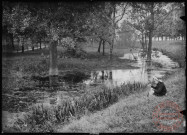 [Les Glacis de la place-forte, à peu-près à l'emplacement des rues des Ducs de Lorraine et Lazare-Hoche, non loin de l'actuel lycée Charlemagne. Entre 1900 et 1910]