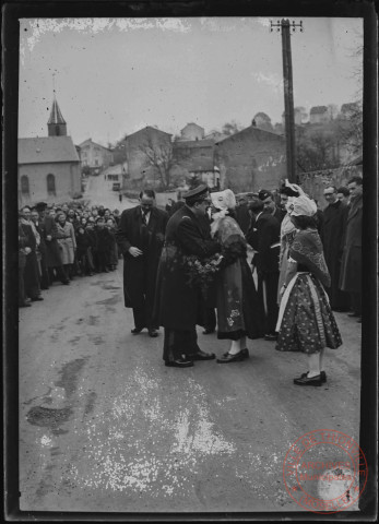 Foire exposition de 1948 - Autorités militaires et civiles remerciant les jeunes femmes en costume lorrain