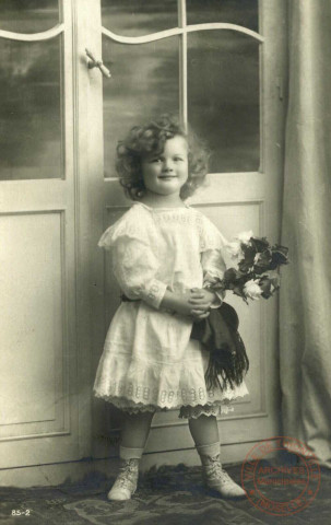 [Portrait d'une petite fille tenant un bouquet de fleurs