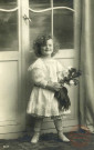 [Portrait d'une petite fille tenant un bouquet de fleurs