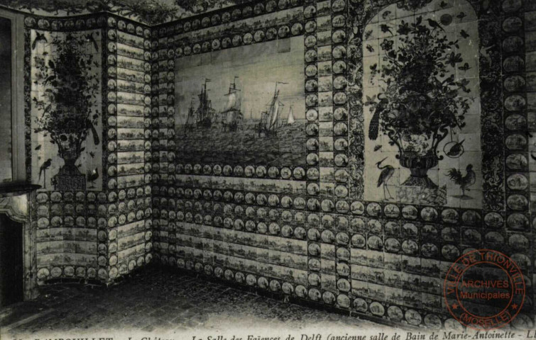 Rambouillet. Le Château. La Salle des Faïences de Delft (ancienne salle de Bain de Marie-Antoinette)