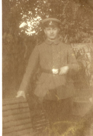 [Portrait d'un militaire en uniforme allemand, posant debout dans un jardin dans les années 1910]