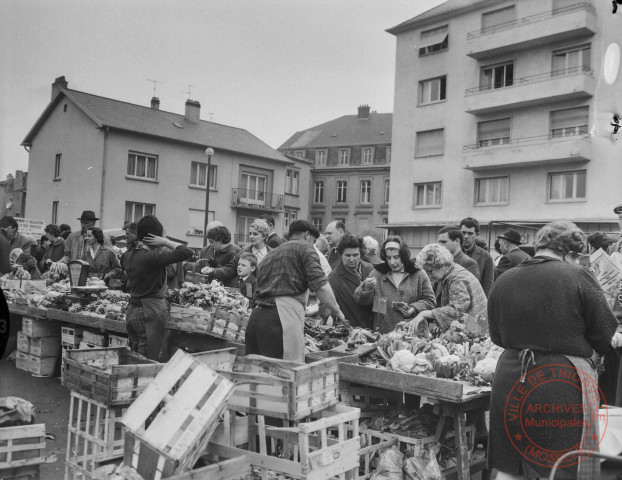 [Marché de primeurs, place Général Hugo]