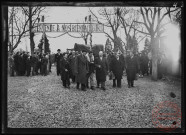 Foire exposition de 1948 - Arrivée d'autorités civiles avec en fond une banderole ou il est écrit "Bienvenue à nos bienfaiteurs"