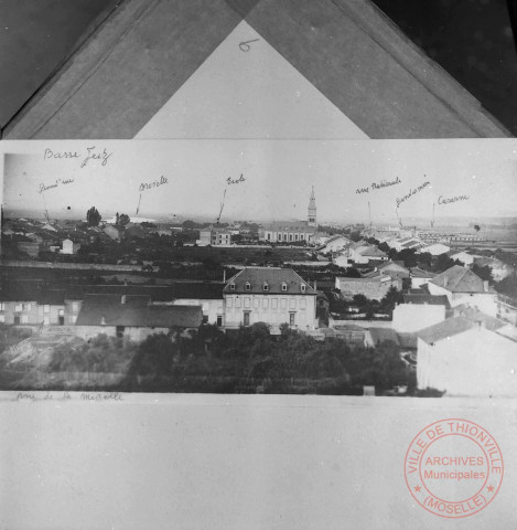 Vue d'ensemble de Basse-Yutz. Grand'Rue, Moselle, école, église, rue nationale, gendarmerie et caserne au début du XXe (reproduction)