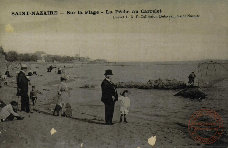 SAINT-NAZAIRE / Sur la Plage / La Pêche au Carrelet