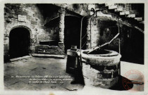 MARSEILLE - Le Château d'If. La cour intérieure du donjon historique, le puits, et l'entrée du cachot de l'Abbé Faria