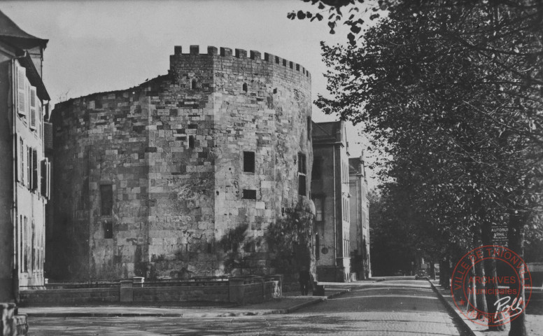 [La Tour aux Puces et le quai Marchal dans les années 1950]