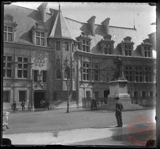 Grenoble en juin 1903 - La place Saint-André avec le parlement du Dauphiné et la statue de A. Bayard