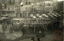 [Vues de défilés de troupes françaises dans les rues de Boulay - jeunes filles en costume lorrain sur une place de Boulay]
