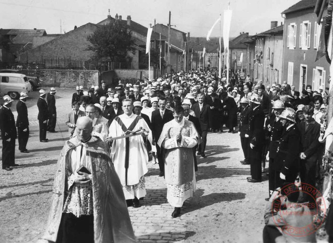 [Procession avec l'abbé HANNE à Kuntzig, Grand Rue en face et rue de l'Ecole à droite]