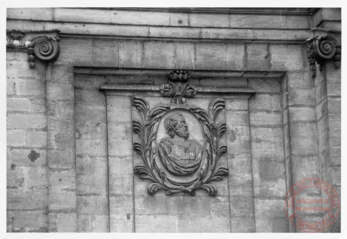 Place de l'Eglise, église Saint-Maximin, détail sur le médaillon de Saint-Pierre - Thionville