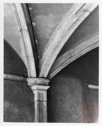 Cour du Château, sous le porche du tribunal, départ de la voûte renaissance - Thionville