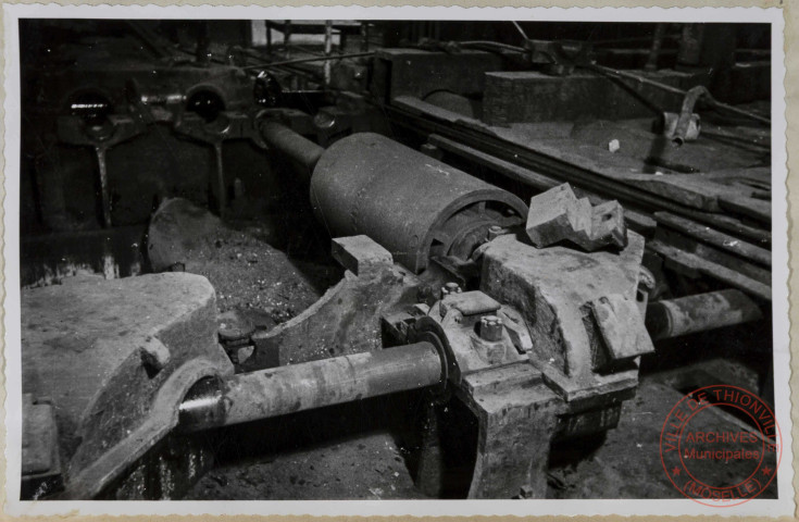 Longeron du train de rouleaux avant du blooming de 1030. Longeron cassé.