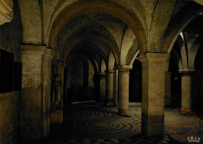 Metz (Moselle) : Cathédrale Saint-Etienne : Crypte Centrale Roman XIe siècle