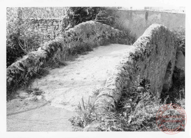 Pont en pierre situé impasse du Vieux Pont à Basse-Rentgen