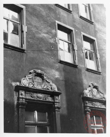 Cour intérieure du tribunal, fenêtre (détails "œil de la providence" surmonté d'une couronne et croix) - Thionville