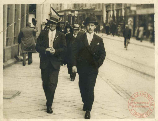 2 hommes en chapeau dans la rue