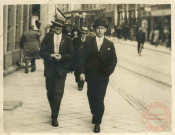 2 hommes en chapeau dans la rue