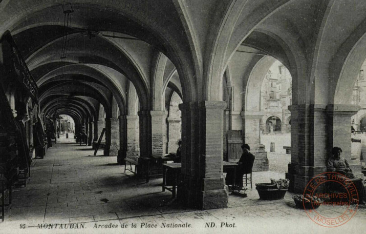 MONTAUBAN. Arcades de la Place Nationale