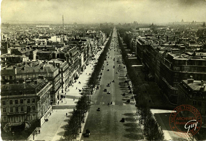 Paris et ses Merveilles - L'Avenue des Champs Elysées vu de l'Arc de Triomphe de l'Etoile