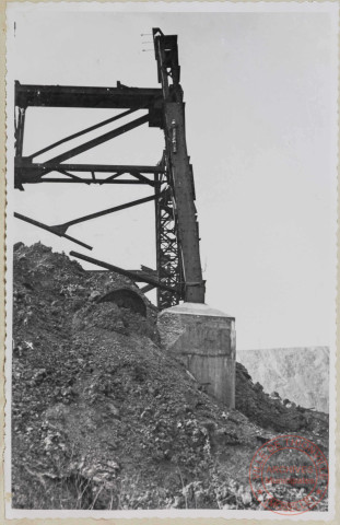 Parc à scories. L'aspect de ce poteau d'extrémité dispense de tout commentaire sur l'état général des charpentes du parc à scories.