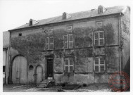 Maison située 37 rue du Président Kennedy à Cattenom. Ferme construite en 1770, date portée sur le linteau de la porte piétonne