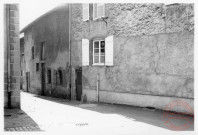 Rue de l'église à Rodemack. Porte 1565, restaurée 1724