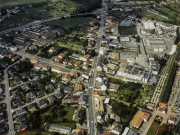 Vue aérienne de Thionville - La route centrale est l'avenue du Comte de Bertier, à droite le cimetière Saint-François, à gauche au fond, le lycée de la Malgrange et les jardins familiaux