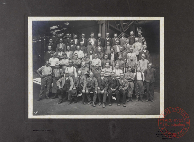 [Photo de groupe à "l'usine de la paix" de Knutange]