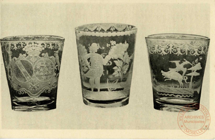 Verres de mariage et de chasse, fabrication lorraine (XVIIIe siècle). - Nancy, Musée historique lorrain, au palais ducal. Série IV : objet d'art. - Vers 1903-1940. - Noir et blanc. -