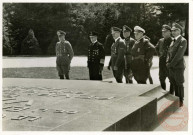 Compiégne 1940. Die Führer vor dem Gedenkstein mit der verlogenen Inschrift.