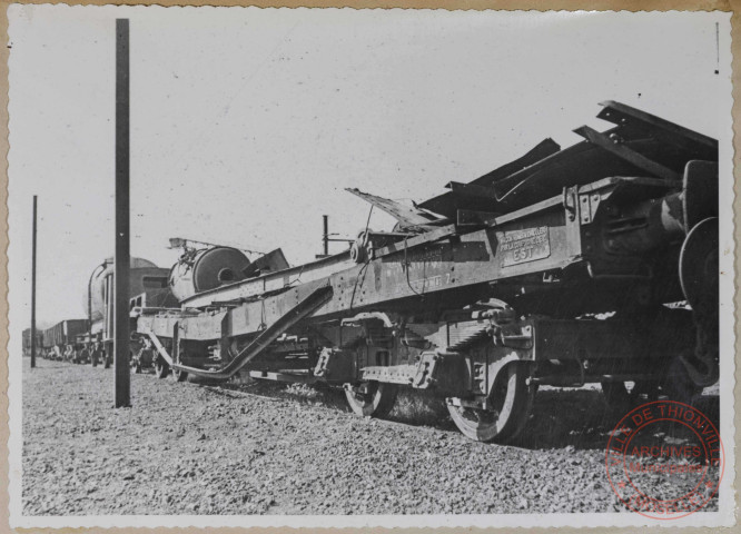 Wagon plat. Châssis entièrement forcé (longerons pliés).