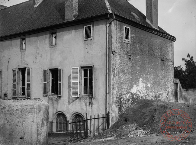 [La maison des sœurs de Peltre (actuel tribunal), vue des remparts]