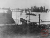 Dans un paysage innondé, suite au débordement de la Moselle, un détachement US amène un ensemble de barques d'assaut près de Gavisse, en novembre 1944