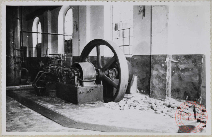 Angevillers. Installation d'oxygène liquide hors d'usage. Point de chute d'un obus.