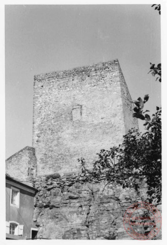 Château de Roussy-le-Bourg (commune de Roussy-le-Village). A gauche maison accolée aux remparts, 9 rue du Bourg