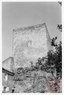 Château de Roussy-le-Bourg (commune de Roussy-le-Village). A gauche maison accolée aux remparts, 9 rue du Bourg