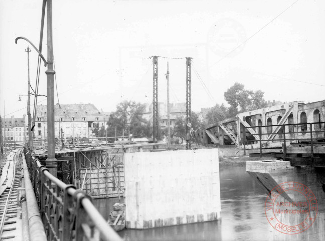 Le pont de 1846 sauté en 1940 et le tronçon provisoire construit en 1941