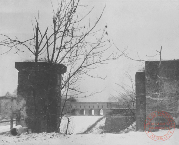 [Le pont-écluse Sud pris depuis l'actuelle rue des Fossés - Paysage enneigé]