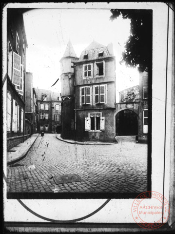 Cour du Château, Hôtel des Raville