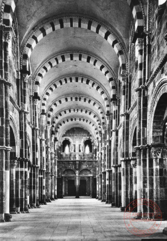 VEZELAY (Yonne) - Eglise abbatiale de la Madeleine (Début XIe s. - Début XIIIe s.) - La Nef vue de l'Est