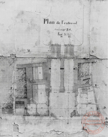 [Divers plans, coupes et élévations du caserne de cavalerie du 115e, fragment de plan de Thionville pour connaitre la position de la porte du pont]