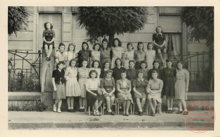 Photo de classe féminine, 27 élèves