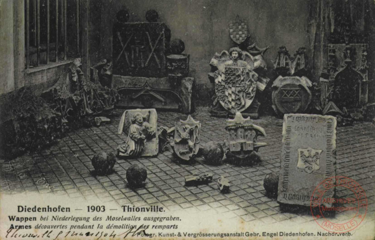 Diedenhofen 1903 = Thionville : Wappen bei Niederlegung des Moselwalles ausgegraben = Armes découvertes pendant la démolition des remparts