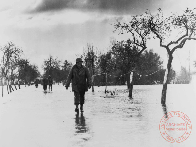 Les Gi's rejoignent leurs positions en pataugeant dans la Moselle en crue près de Cattenom, en novembre 1944