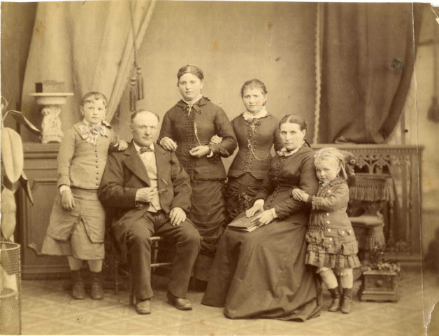 [Photographie de Nicolas Pals et Elisabeth Ledure avec leurs enfants en 1880]