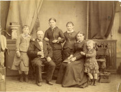 [Photographie de Nicolas Pals et Elisabeth Ledure avec leurs enfants en 1880]