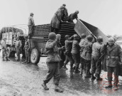 Un camion du génie tractant un empilage de barques d'assaut, près de Cattenom, en novembre 1944