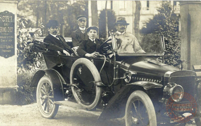 Voiture Torpedo Peugeot type Vd 10 HP Circa devant l'hôtel du Grand Chef de Mondorf-les-Bains